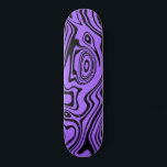 Skateboard mit lila schwarzen Waves oder Farbauswa<br><div class="desc">Benutzerdefinierte Farben - Abstrakte schwarze und Lila Streifen Skateboards - Anpassbar - oder Wählen / Ihre Lieblingsfarbe hinzufügen ! MIGNETER Entwurf</div>