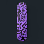 Skateboard mit lila schwarzen Waves oder Farbauswa<br><div class="desc">Benutzerdefinierte Farben - Abstrakte schwarze und Lila Streifen Skateboards - Anpassbar - oder Wählen / Ihre Lieblingsfarbe hinzufügen ! MIGNETER Entwurf</div>