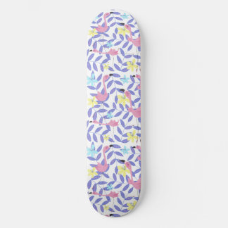 Skateboard mit rosa Flamingo-Druck und tropischen 