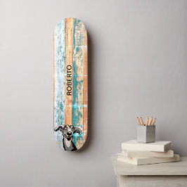 Skateboard mit verwittertem Holz