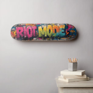 Skateboard "MODE RIOT" en Graffiti urbain dynamique
