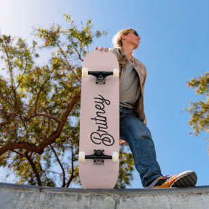 Skateboard Monogramme et nom rose pâle moderne
