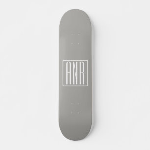Skateboard Monogramme initial Blanc sur gris clair