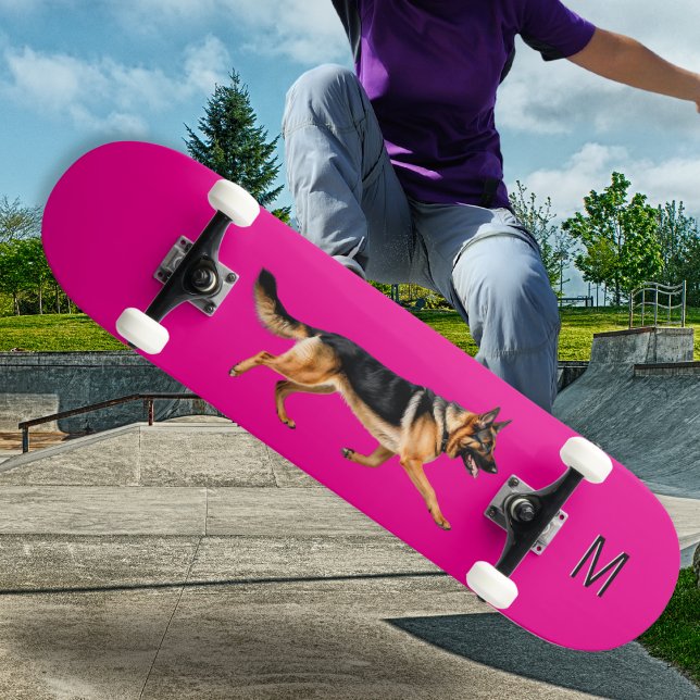 Skateboard Monogramme photo de chien de berger allemand rose  (A bright pink skateboard, with picture of a German shepherd dog, personalized with monogram initial)