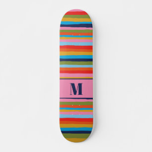 Skateboard Motif à bandes serrées colorées avec initiale