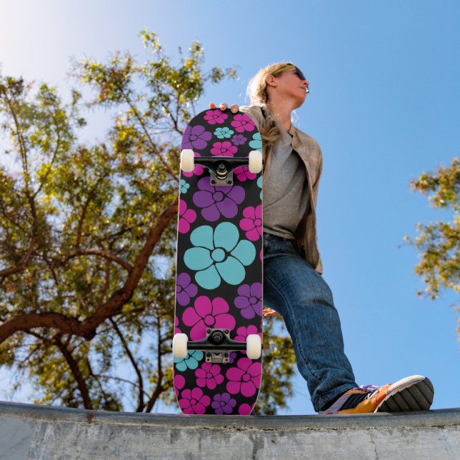 Skateboard Motif à fleurs - rose, violet, bleu et noir (Extérieur 1)