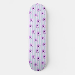 Skateboard motif de marguerite rayée de bleu et de violet