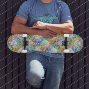 Skateboard Motif Mandala Blanc Sur Des Tons Bijoux Colorés