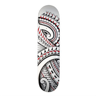 Skateboard Motifs polynésiens tribaux rouges avec l'ombrage