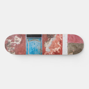 Skateboard Mur coloré avec porte bleue