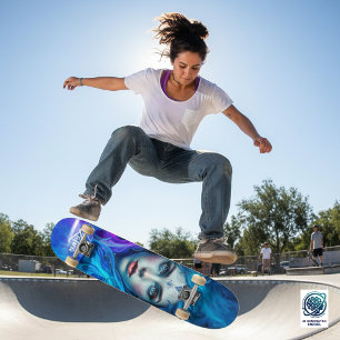 Skateboard Mystérieuse femme émergeant de flammes bleues et v