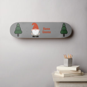 Skateboard Nain de jardin nain de maison et arbres sur gris
