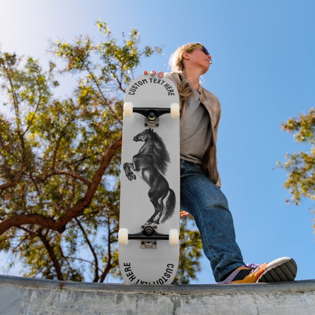 Skateboard noir sauvage dressé - Votre texte (Extérieur 1)