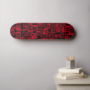 Skateboard Nom rouge répété partout en noir