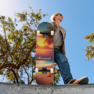 Skateboard Palmier sur la plage au coucher du soleil