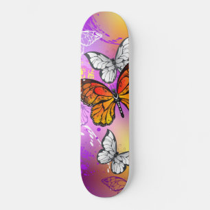Skateboard Papillons Monarque sur Arrière - plan pourpre