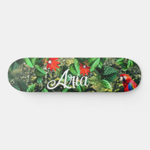 Skateboard Parrot écarlate macaw dans la jungle avec des fleu