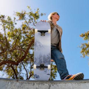 Skateboard Pays merveilleux d'hiver, brouillard, forêt d'épin