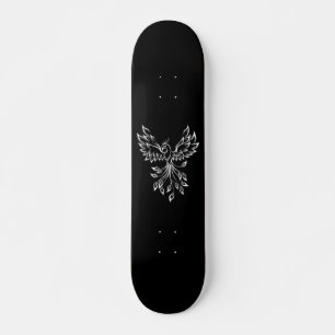 Skateboard Phoenix se lève sur le noir