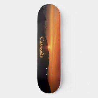 Skateboard planche à roulettes coucher de soleil montagne Col