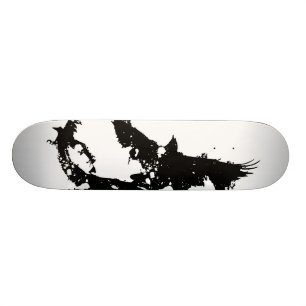 Skateboard planche à roulettes de corbeau