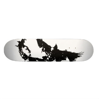 Skateboard planche à roulettes de corbeau