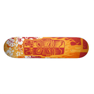 Skateboard Plate-forme de Tiki avec des flammes