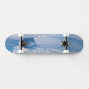 Skateboard Plume Émanant Du Volcan Kliuchevskoi.