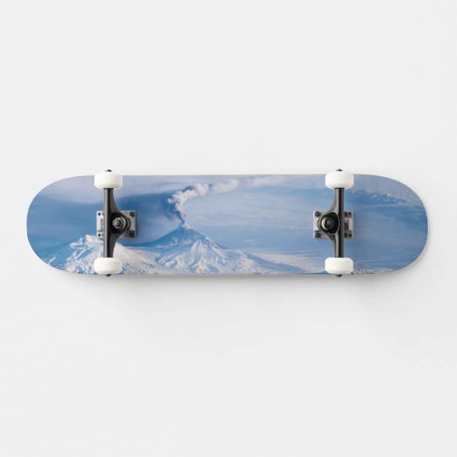 Skateboard Plume Émanant Du Volcan Kliuchevskoi. (Horz)