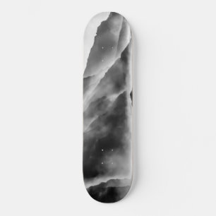 Skateboard Poser sur les rochers