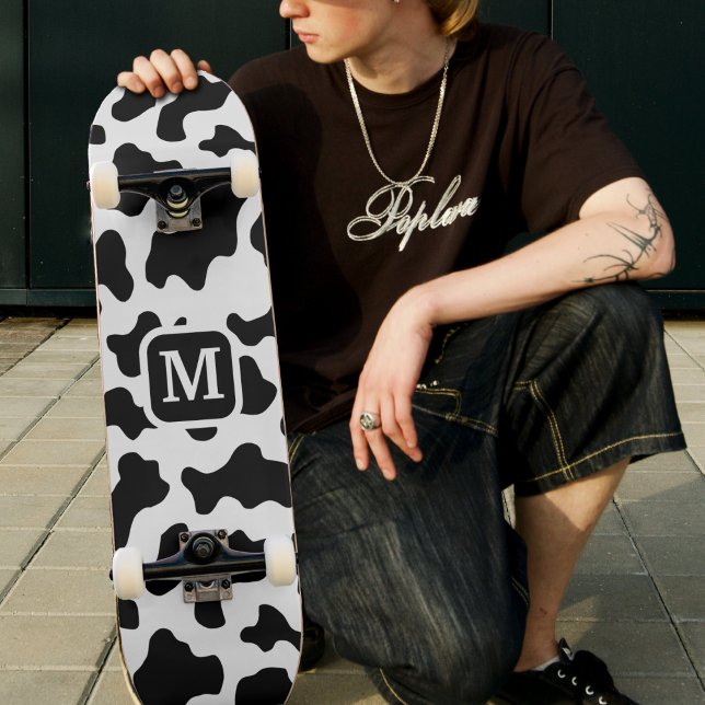 Skateboard Poster de animal de vache tacheté noir et blanc Mo (Cow Animal Print Spotted Black & White Monogram Skateboard)