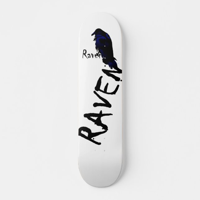 Skateboard Raven sur la plate-forme de planche à roulettes de (Devant)