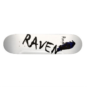 Skateboard Raven sur la plate-forme de planche à roulettes de