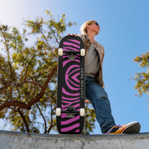 SKATEBOARD ROSE CHAUDE ET POSTER DE ANIMAL NOIR MOTIF STRIPE