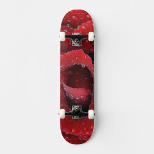 Skateboard Rose rouge couverte de rosée décorant un lieu de s