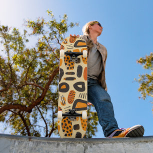 Skateboard "Savane Pop : Vibrations Tribales en Orange et Noi
