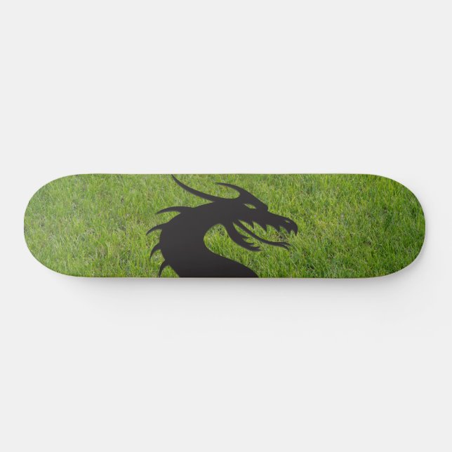 Skateboard Silhouette de dragon, avec herbe en arrière - plan (Horz)