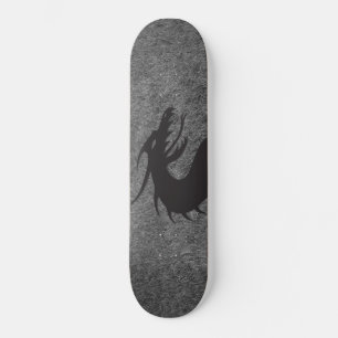 Skateboard Silhouette de dragon, avec herbe en arrière - plan