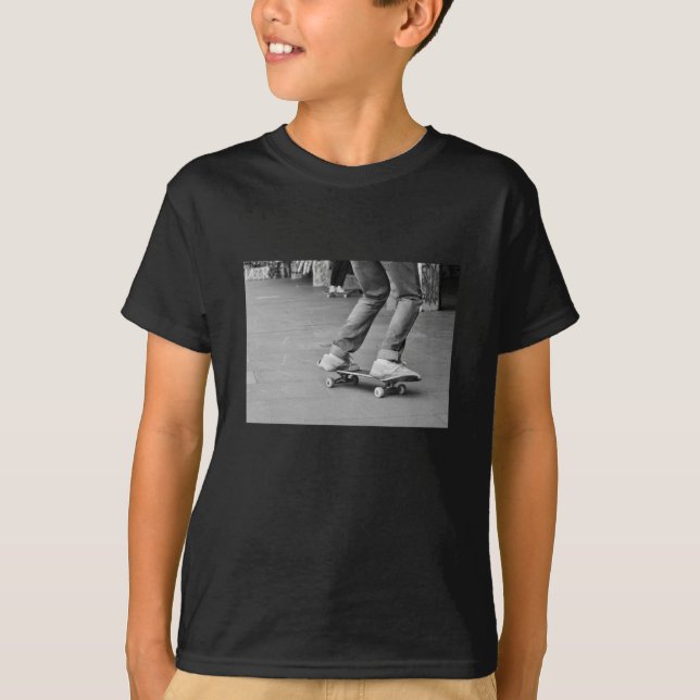 Skateboard Skate Graffiti Schwarz-weißes Foto T-Shirt (Vorderseite)