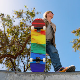 Skateboard SlipperyJoe's drapeau gay pride agitant des couleu
