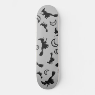 Skateboard Sorcière volante entre la moitié de la lune à Hall