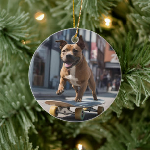 Skateboard Stunt: Ein Staffy für unterwegs Keramik Ornament