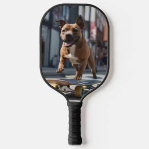 Skateboard Stunt: Ein Staffy für unterwegs Pickleball Schläger