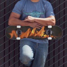Sur le pont de planche à roulettes Flammes chaudes