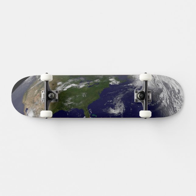 Skateboard Tempêtes Tropicales Sur La Planète Terre. (Horz)
