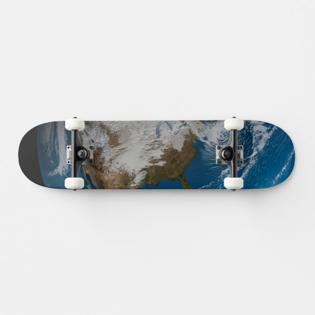 Skateboard Terre Pleine Avec Des Nuages Simulés Sur L'Amériqu (Horz)