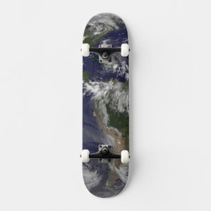 Skateboard Terre Pleine Avec L'Ouragan Irène Au-Dessus Des Ba