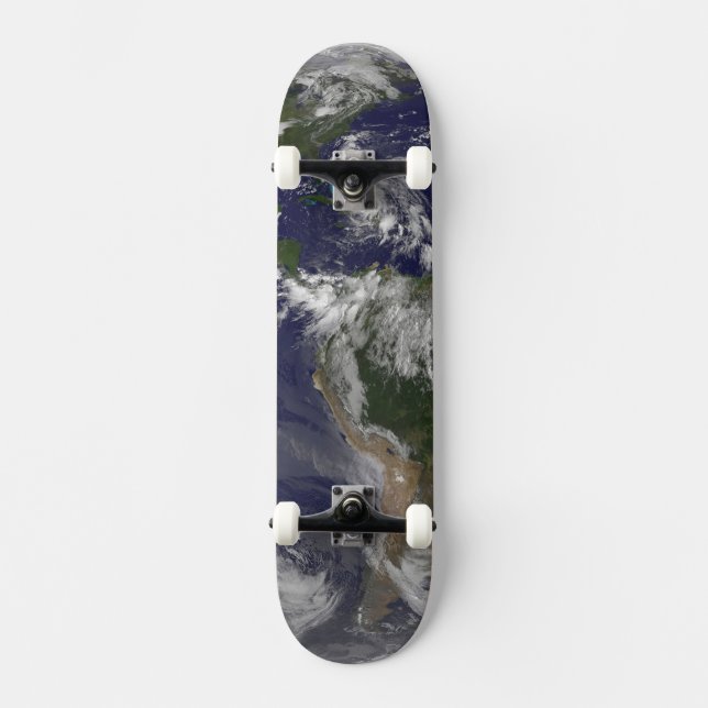 Skateboard Terre Pleine Avec L'Ouragan Irène Au-Dessus Des Ba (Recto)