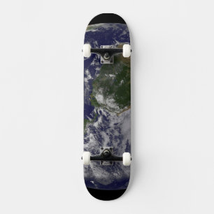 Skateboard Terre Pleine Avec L'Ouragan Irène Sur La Côte Est.