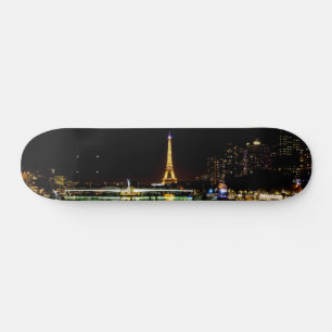 Skateboard Tour Eiffel illuminée à Paris la nuit